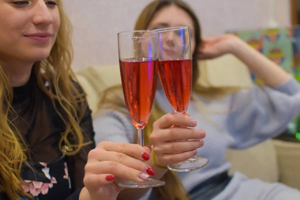 Young Girls Glasses Party Couch Home — Fotografia de Stock