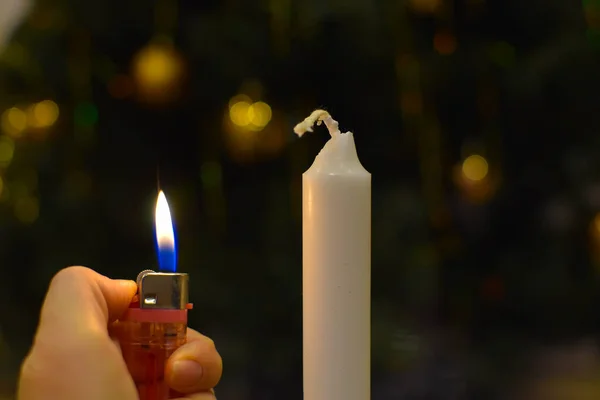 Освітлення Свічки Запальничкою Палаюча Свічка Темряві — стокове фото
