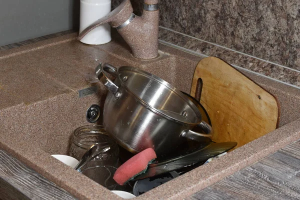 Πλύσιμο Βρώμικων Πιάτων Στο Νεροχύτη Στην Κουζίνα Του Σπιτιού — Φωτογραφία Αρχείου