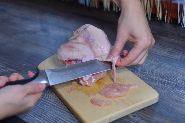 Woman Chef Cuts Chicken Meat Cutting Board Home Kitchen — Foto Stock