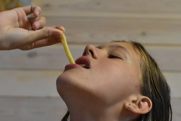 Girl Eating Delicious Fast Food Hamburger Fries — Foto Stock