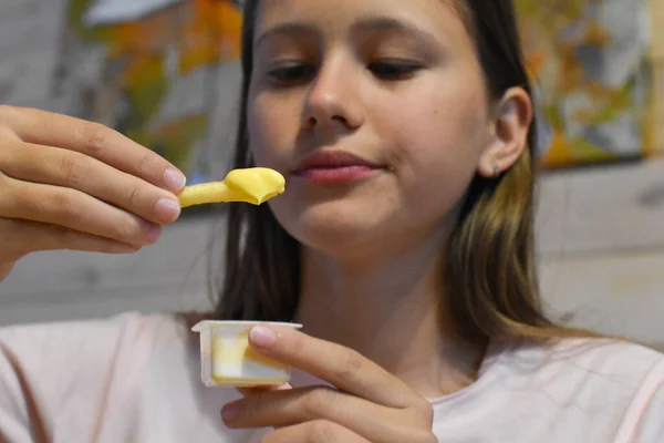 Girl Eating Delicious Fast Food Hamburger Fries — стоковое фото