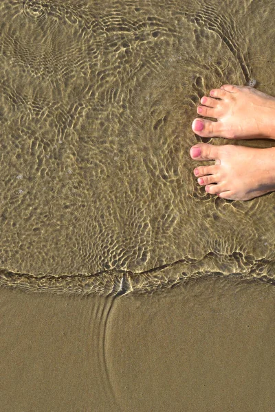 女足在沙滩上留下的痕迹 脚踏在海滨 — 图库照片