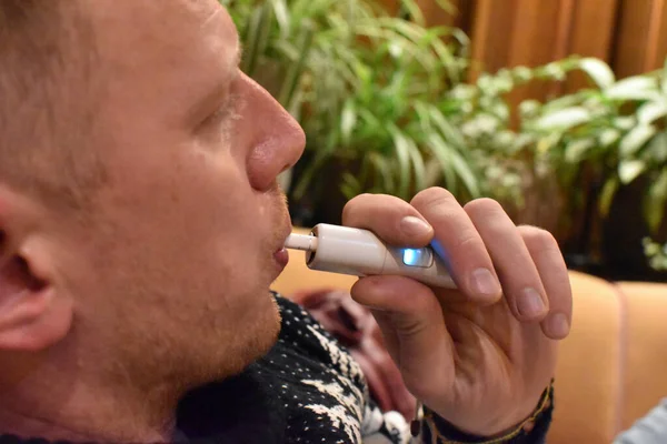 Чоловік Курить Електронну Сигарету Ресторані Хлопець Курить Ікос — стокове фото