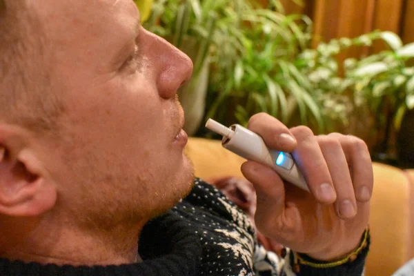 Man Smokes Electronic Cigarette Restaurant Guy Smokes Icos — Stockfoto