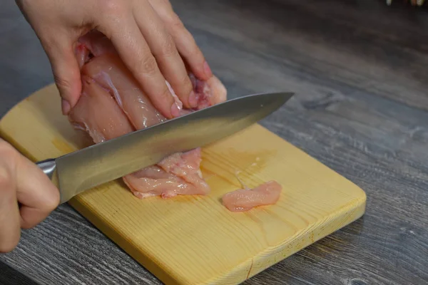 Woman Chef Cuts Chicken Meat Cutting Board Home Kitchen — Stockfoto