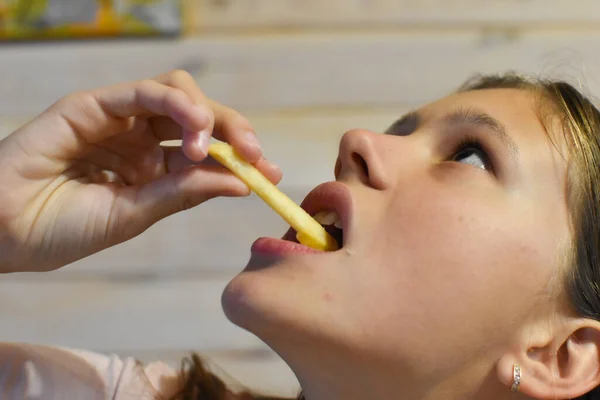 Girl Eating Delicious Fast Food Hamburger Fries — Stock fotografie