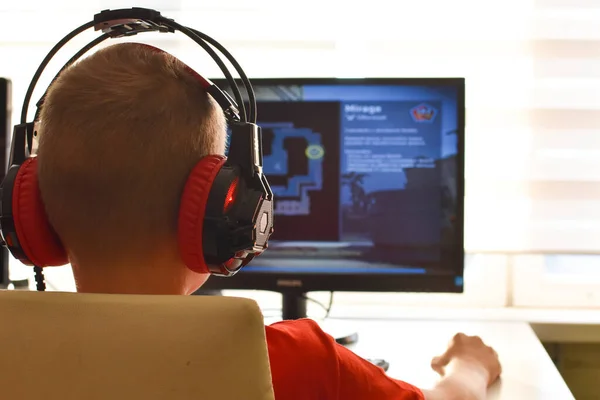 Αγόρι Παίζει Ένα Online Παιχνίδι Στο Διαδίκτυο Εθισμός Στα Τυχερά — Φωτογραφία Αρχείου