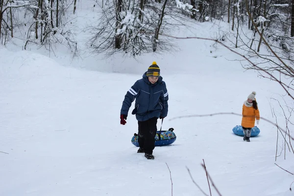 Cheerful Children Winter Holidays Children Snow Slides — Stockfoto