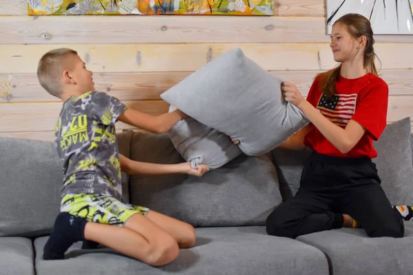 Brother Sister Fight Pillows Sofa Room Funny Kids Fooling — Stockfoto