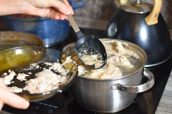 台所のストーブの上の鍋でスープを調理する スープを飛ばせ — ストック写真