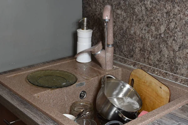 台所の洗面台で汚れた食器を洗うと — ストック写真