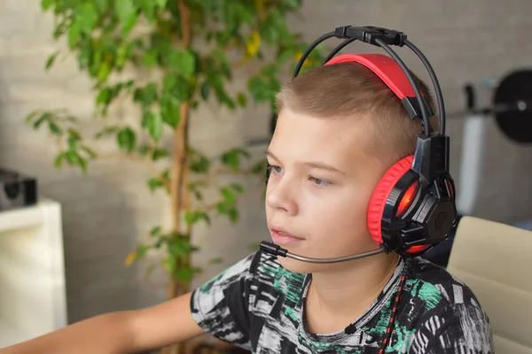 Αγόρι Ψάχνει Μια Οθόνη Υπολογιστή Παιδί Παίζει Online Παιχνίδια Αποστάσεως — Φωτογραφία Αρχείου
