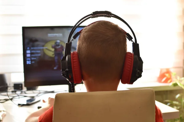 Αγόρι Παίζει Ένα Online Παιχνίδι Στο Διαδίκτυο Εθισμός Στα Τυχερά Εικόνα Αρχείου