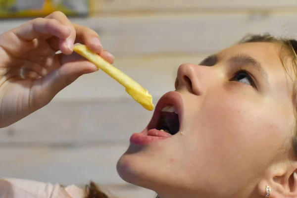 Chica Comiendo Deliciosa Hamburguesa Comida Rápida Con Papas Fritas —  Fotos de Stock