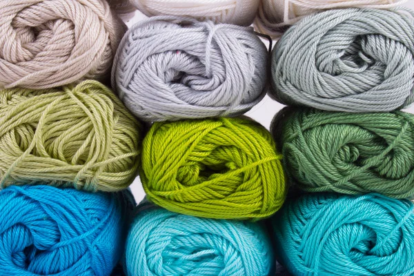 Renkli skeins iplik
