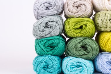 Renkli skeins iplik