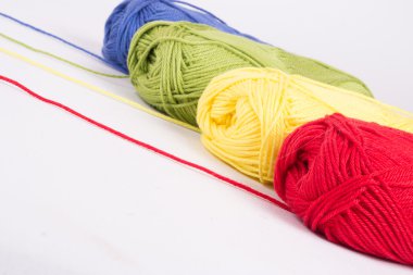 Renkli skeins iplik