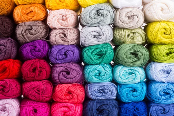 Renkli skeins iplik