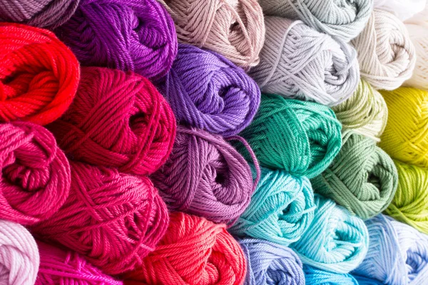 Skeins colorés de fil — Photo