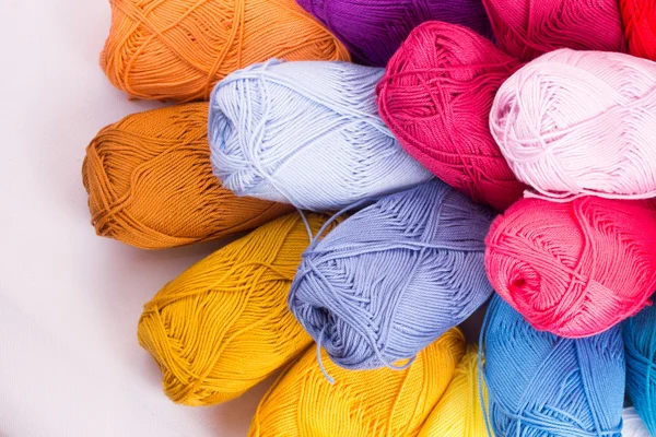 Skeins colorés de fil — Photo