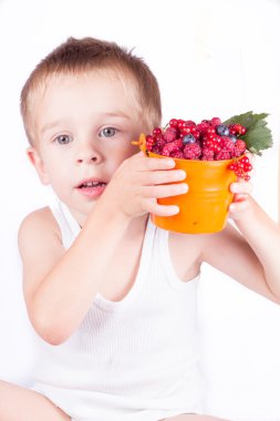 çilek ile küçük çocuk