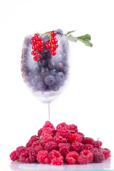 Свіжі ягоди в склянці з листям Стокова Картинка