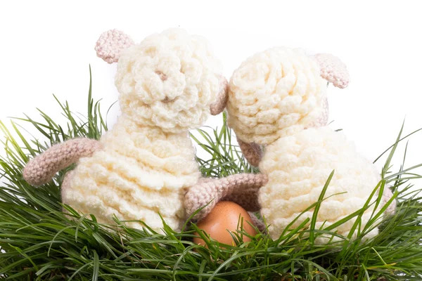 Decoración de Pascua con huevos y divertido cordero de ganchillo Imagen De Stock