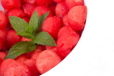 dilim taze kırmızı karpuz üzerinde beyaz izole