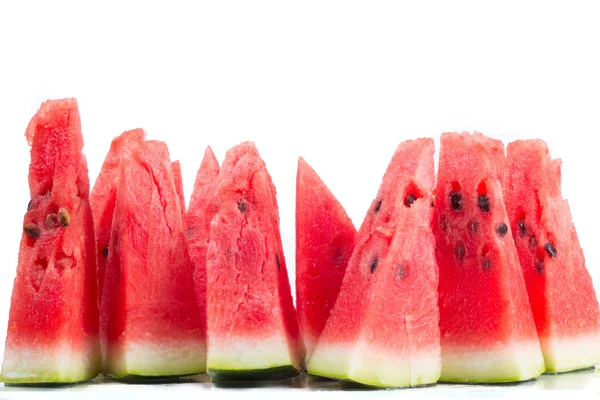 dilim üzerinde beyaz izole kalp kırmızı taze karpuz