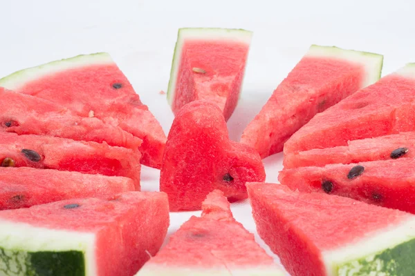 dilim taze kırmızı karpuz üzerinde beyaz izole