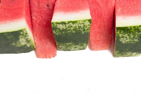 dilim taze kırmızı karpuz üzerinde beyaz izole