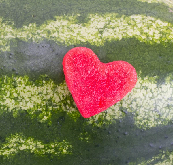 dilim taze kırmızı karpuz üzerinde beyaz izole
