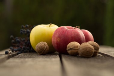elma sonbahar bokeh arka plan üzerinde ahşap tablo