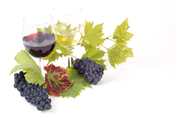 葡萄酒和葡萄在桶上的眼镜 — 图库照片