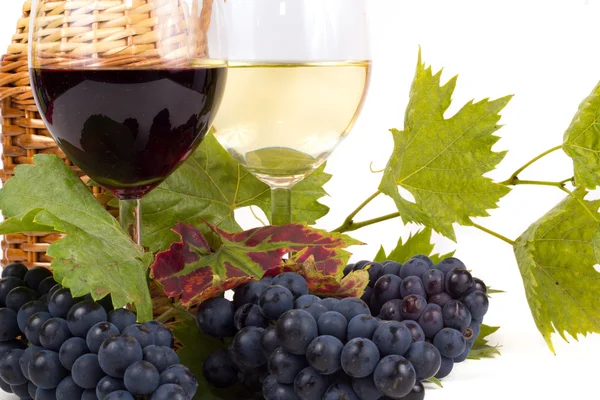 Glazen wijn en druiven op vat — Stockfoto