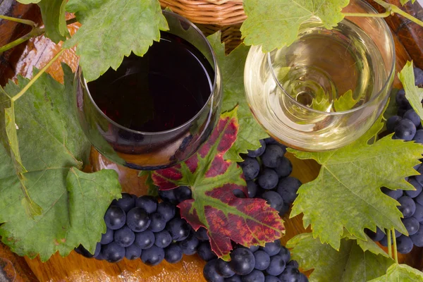 Gläser Wein und Trauben auf dem Fass — Stockfoto
