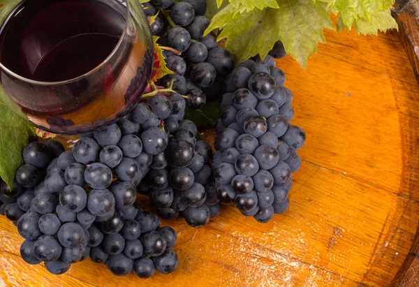 Vasos de vino y uvas, añada — Foto de Stock