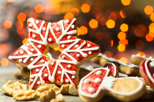 คุกกี้ขนมปังขิงที่มีแสงคริสต์มาส — ภาพถ่ายสต็อก