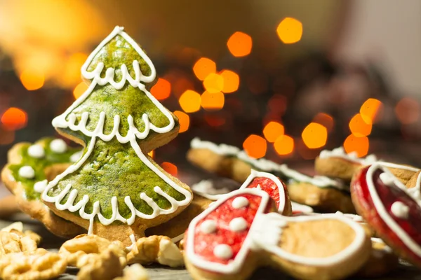 คุกกี้ขนมปังขิงที่มีแสงคริสต์มาส — ภาพถ่ายสต็อก