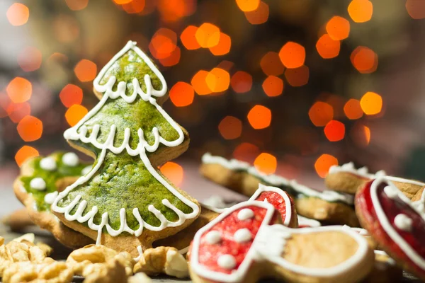 Galletas de jengibre con luz navideña —  Fotos de Stock