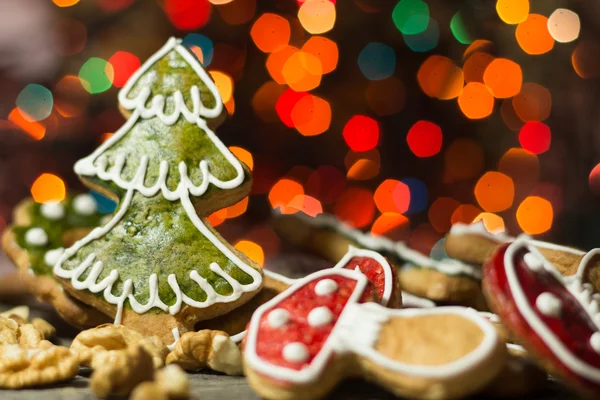 Biscoitos de gengibre com luz de Natal — Fotografia de Stock