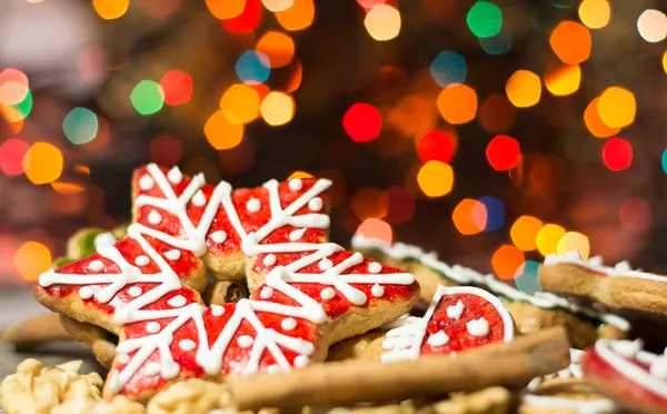ख्रिसमस प्रकाश सह जिंगरब्रेड कुकीज — स्टॉक फोटो, इमेज