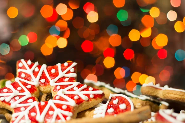 Galletas de jengibre con luz navideña —  Fotos de Stock