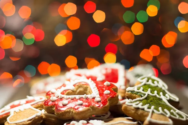 Galletas de jengibre con luz navideña —  Fotos de Stock