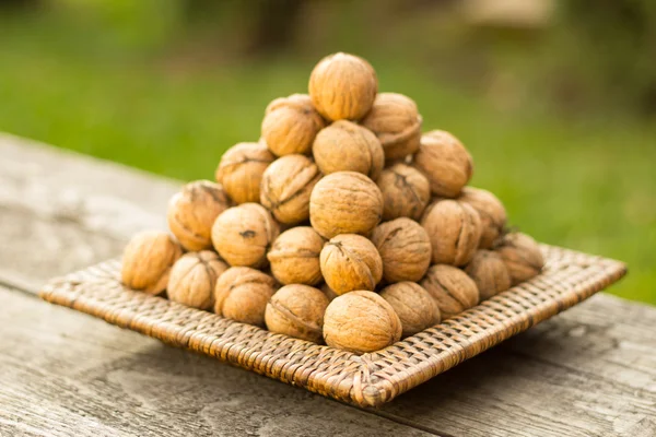 Nueces en una tabla de madera —  Fotos de Stock