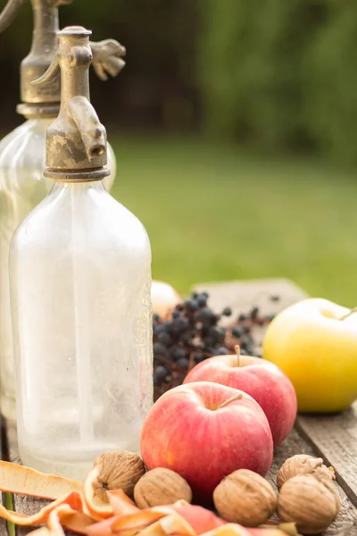 elma sonbahar bokeh arka plan üzerinde ahşap tablo