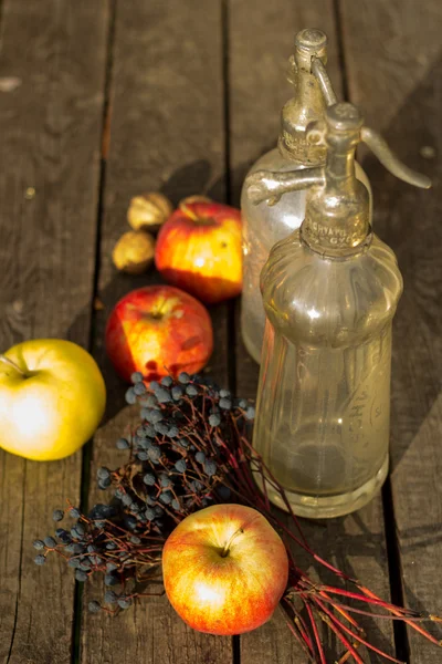 Äpfel auf Holztisch über Herbst Bokeh Hintergrund — Stockfoto