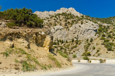 Dağların arasından yol.