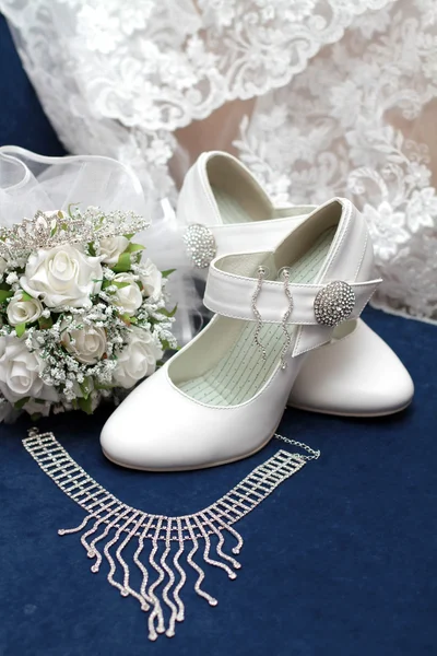 Wedding bouquet and shoes — Stock Photo, Image